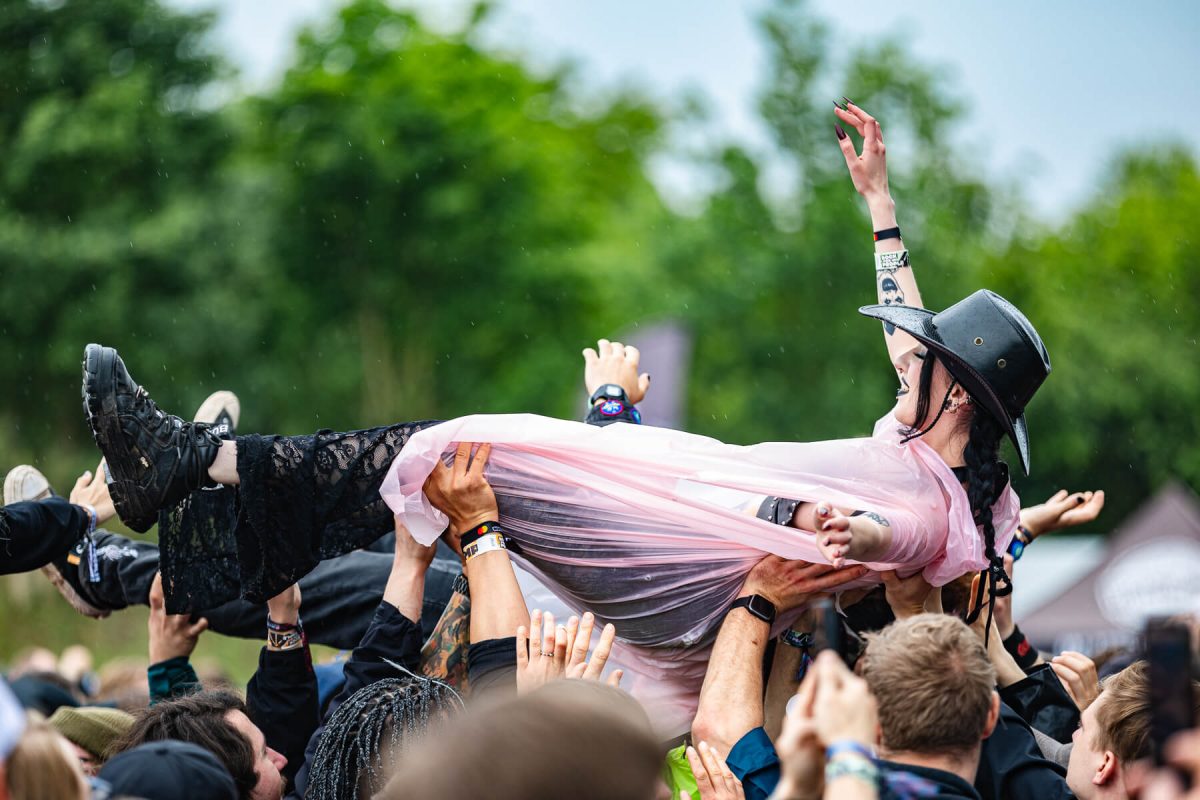 Crowdsurfing