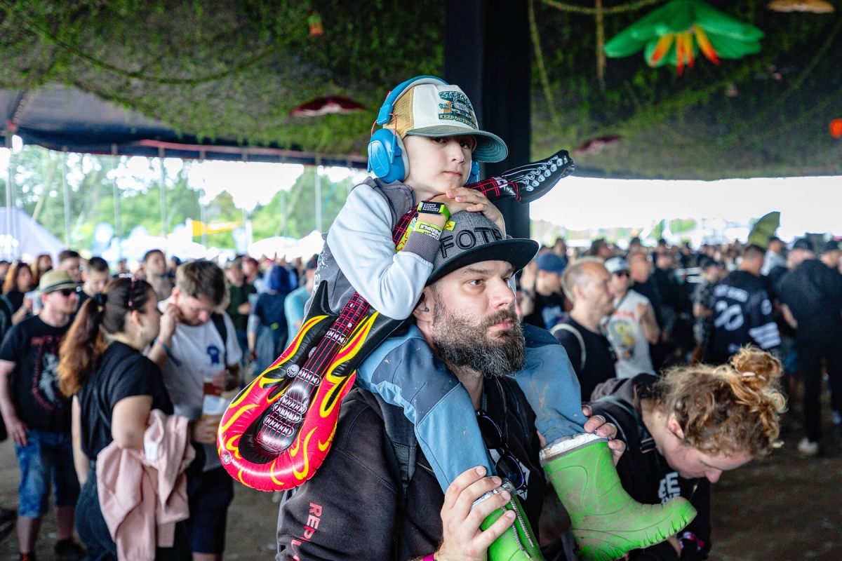 Dad with kid on his neck at Rock for People