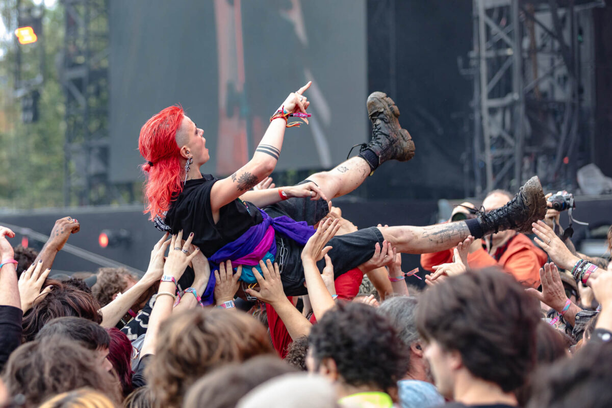 Crowdsurfer