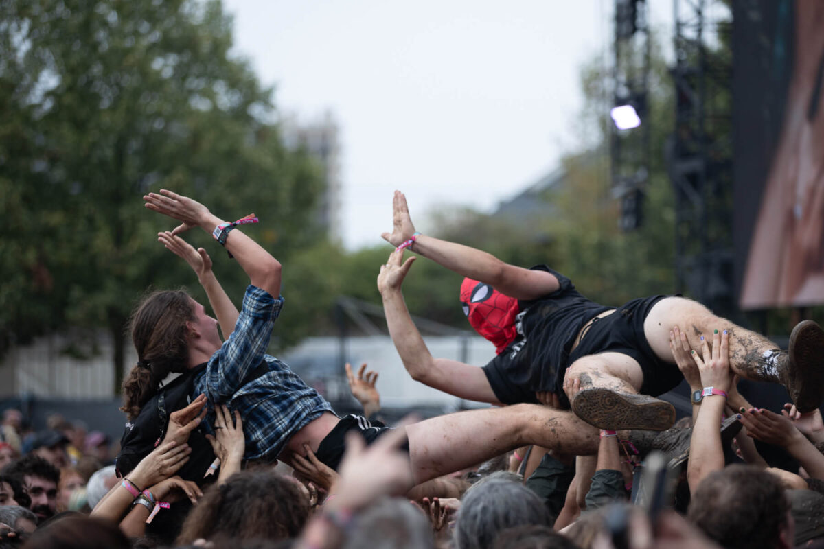 Crowdsurfing at Rock en Seine